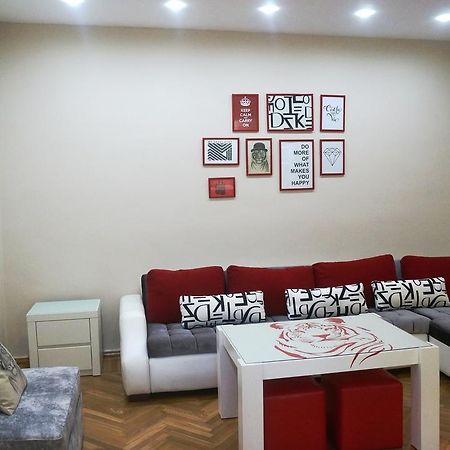 White Tiger In Center Of Tbilisi Apartment Exterior photo