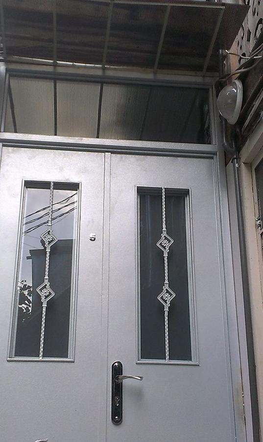 White Tiger In Center Of Tbilisi Apartment Exterior photo