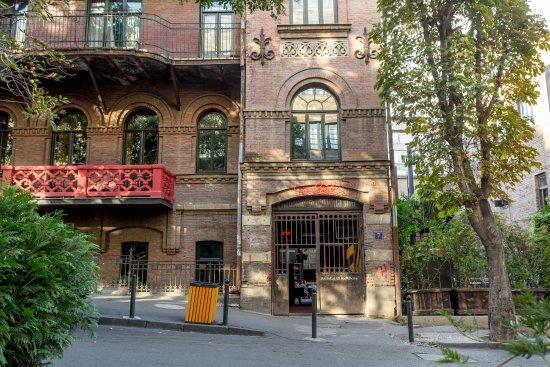 White Tiger In Center Of Tbilisi Apartment Exterior photo