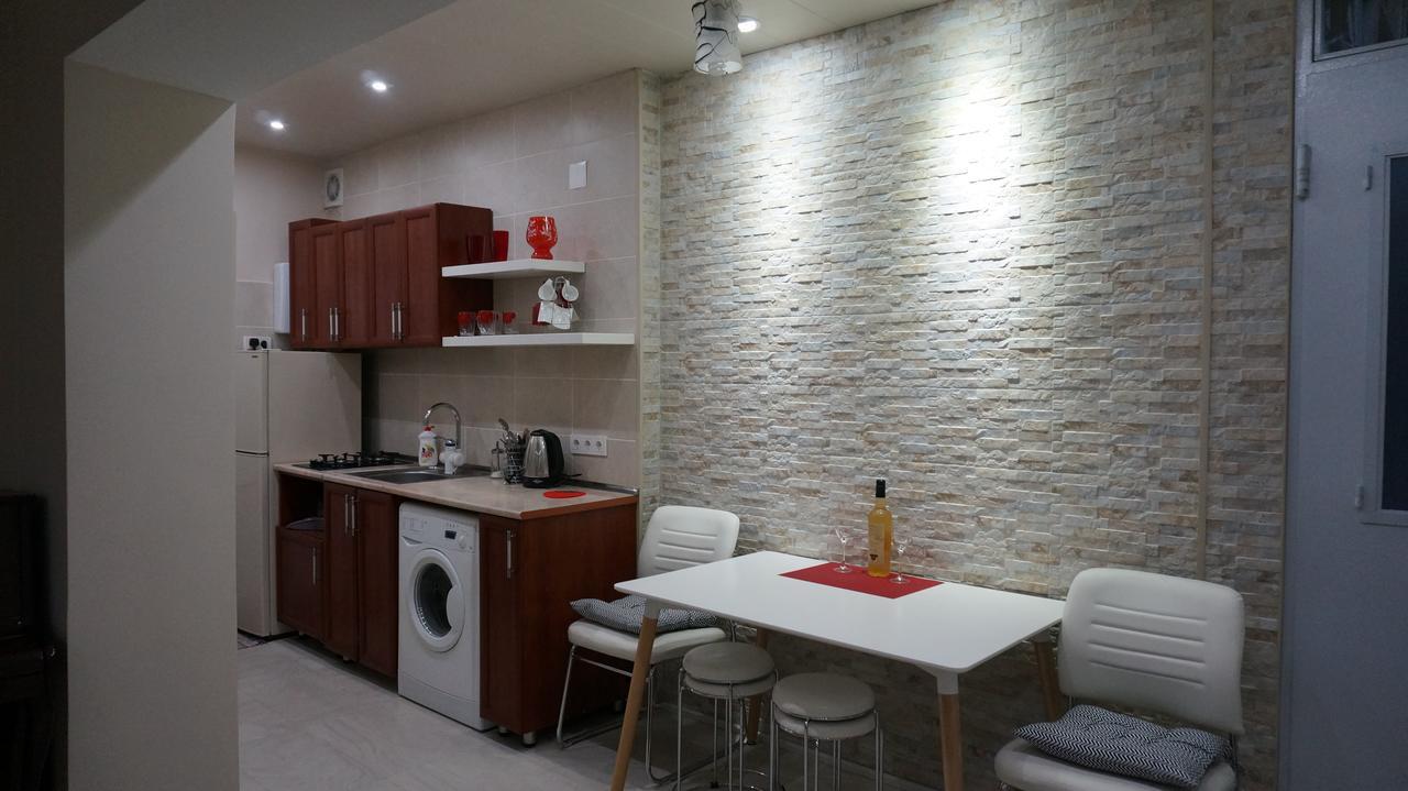 White Tiger In Center Of Tbilisi Apartment Exterior photo