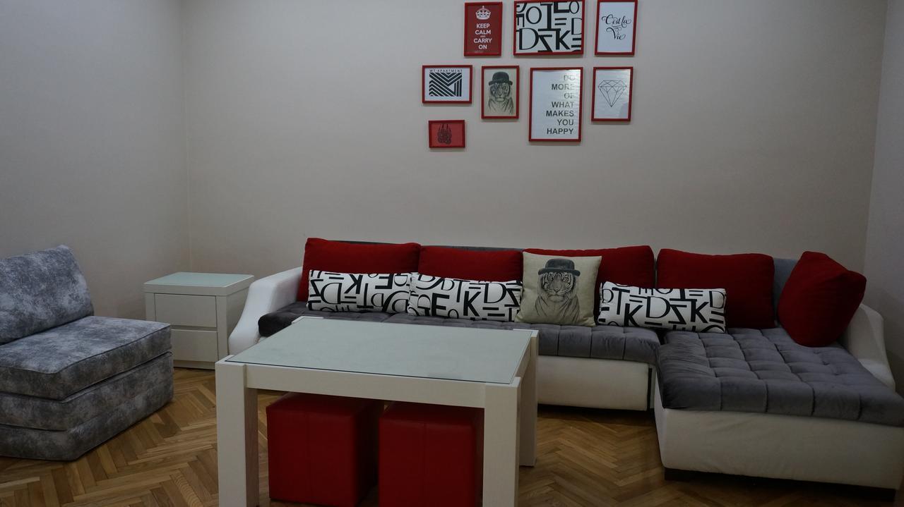 White Tiger In Center Of Tbilisi Apartment Exterior photo