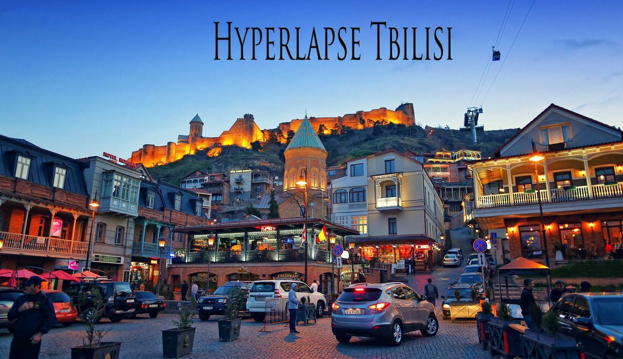 White Tiger In Center Of Tbilisi Apartment Exterior photo