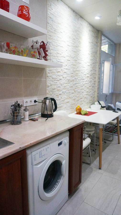 White Tiger In Center Of Tbilisi Apartment Exterior photo