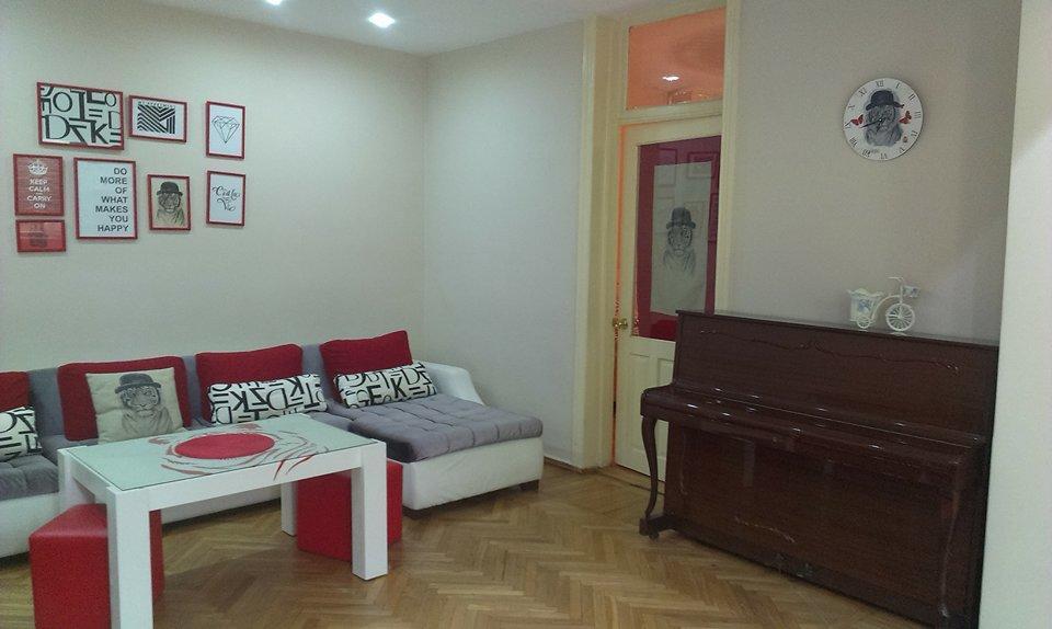 White Tiger In Center Of Tbilisi Apartment Exterior photo